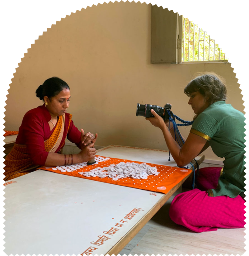 Eine Kollegin fotografiert unsere Mitarbeiterinnen in Indien.