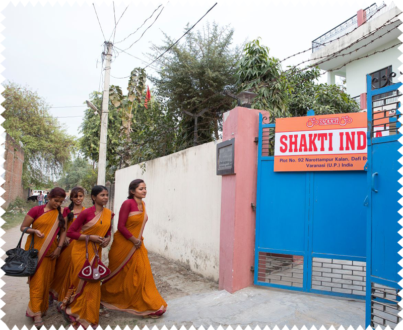 Unsere Kolleginnen am Eingangstor zur Gratitude Factory in Varanasi.