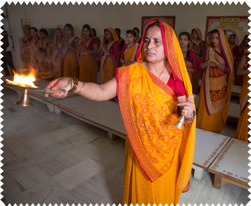 Tante Amma Ji, die Managerin der Gratitude Factory, leitet ein traditionelles indisches Gebetsritual.